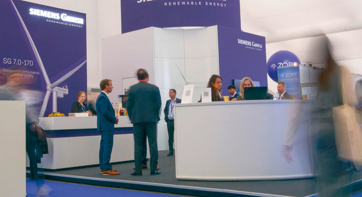 Neustart mit verbesserter Siemens-Turbine mit 7,0 Megawatt, angezeigt am Messestand von Siemens Energy auf der Husum Wind 2025