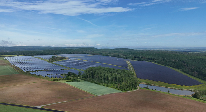 Ein Teil des Stroms aus dem riesigen Solarpark bei Bundorf fließt sektorgekoppelt in Wärme und Mobilität.