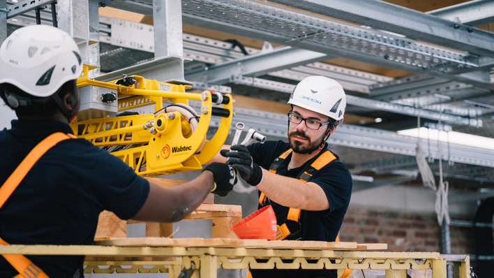 Die Busse werden mit solchen Pantografen geladen.