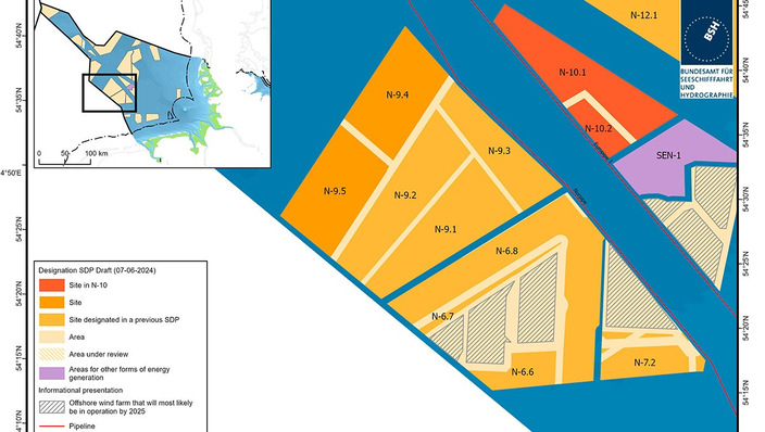 © BSH Die beiden von der "Fünften Verordnung zur Durchführung des Windenergie-auf-See-Gesetzes" (5. WindSeeV) des BSH für die Ausschreibung im August 2025 freigegebenen Flächen. Die Behörde BSH sieht N-10.1 und N10-2 mit 151 und 31 Quadratkilometern für 2 und 0,5 Gigawatt Windkraft vor. Das schraffierte dreieckige Entwicklungsfeld unten rechts stellt das im Bau befindliche 960-Megawatt-Windkraftfeld He Dreiht von EnBW dar. Auf den anderen schraffierten Feldern befinden sich die bestehenden Windparks Deutsche Bucht, Veja Mate, Bard Offshore 1, Hohe See, Albatros und Global Tech 1. Für N-10.1 und N-10.2 fanden sich im Sommer keine Bieter.