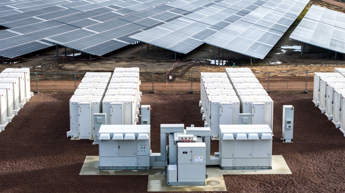 Die 88 Batterie-Cubes des Statkraft Hybridkraftwerks in Zerbst/Anhalt, die bis zu 57 Megawattstunden Strom speichern können.