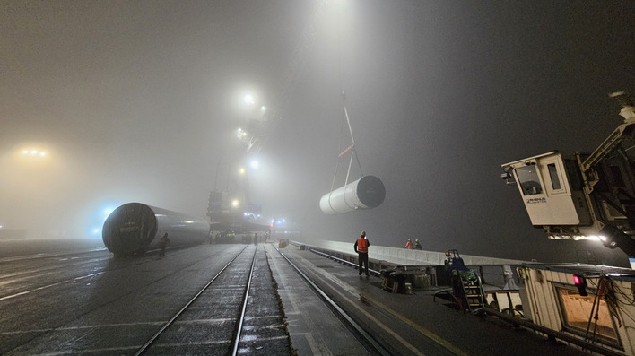 Verladung von Turmteilen für Enercon auf und vom Schubleichter Rhenus Berlin I ei der Jungfernfahrt des Binnanland-Spezial-Schiffes, das auch zwei E-175-Rotorblätter transportieren kann.