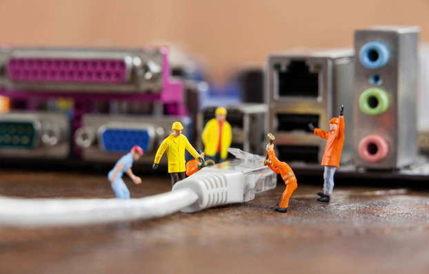 Satirische Miniaturszenerie für einen Plug-in-Anschluss mit zu viel Man-Power. Das kann innovative Digitalisierung schon besser, und nun kann sie mit künstlicher Intelligenz die Wind- und Solarpark-Anschlussfähigkeit der Netze und Umspannwerke in der Projektumgebung richtig analysieren.