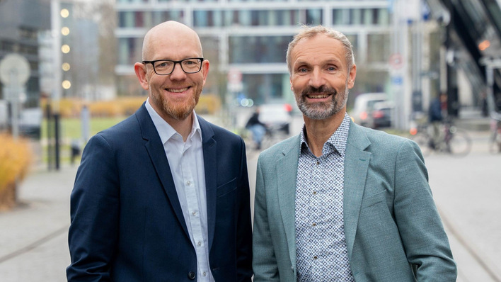 Matthias Brandt (rechts) übergibt zum Jahreswechsel den Vorstand der Deutschen Windtechnik an Ronny Meyer. 