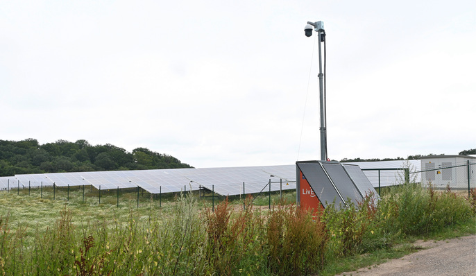 Beim Betrieb verlangen Versicherer einen verantwortungsvollen Umgang mit der Anlage. So wird immer öfter ein Diebstahlschutzkonzept verlangt - etwa mit Zaun und Bauüberwachungskamera, wie hier.