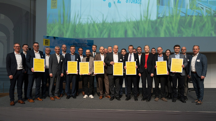 Übergabe der Verträge für das Landesförderprogramm für Elektrolyseure