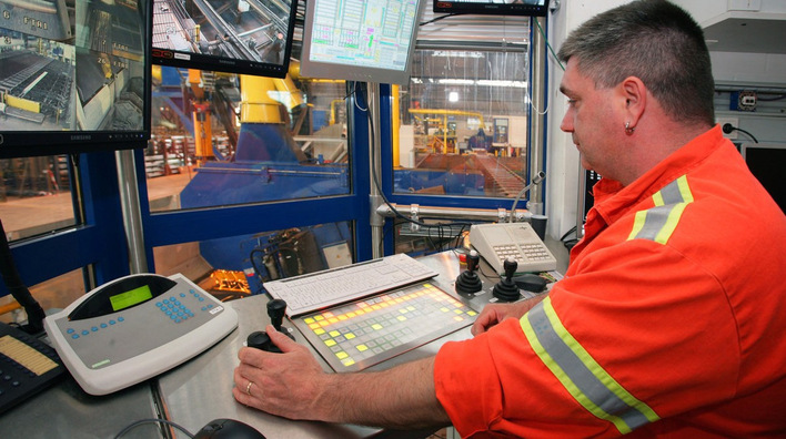 Beschäftigter bei Saarstahl. Das Stahlunternehmen produziert als Zulieferer auch für die Windkraft.