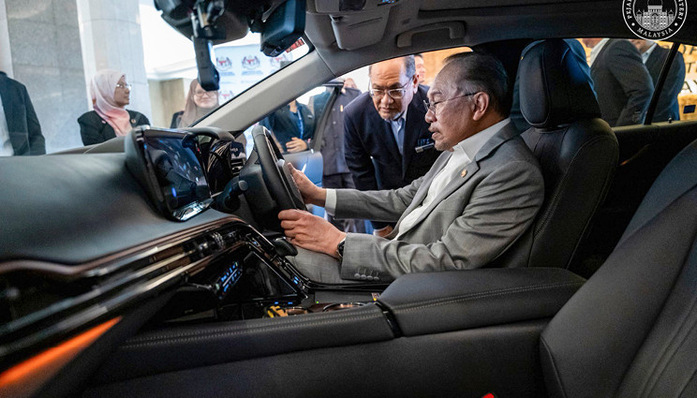 Malaysias Premier Anwar Ibrahim im Dezember beim Testsitzen in einem Wasserstoffauto