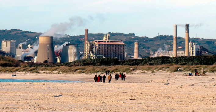 Energieintensive Industrie in Italien - hier Chemiewerk von Solvay in Taranto