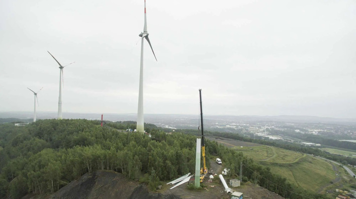 Einer der ersten Windparks um Osnabrück, der Windpark Piesberg von 2010 mit Blick auf den Rückbau einer noch älteren Anlage.