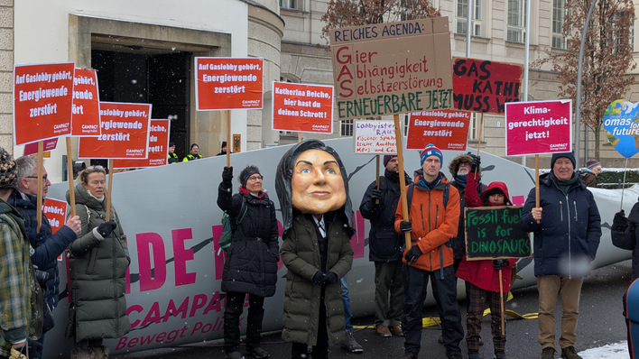 Eine Demonstrierende Person verkleidet als Wirtschaftsministerin Katherina Reiche. 