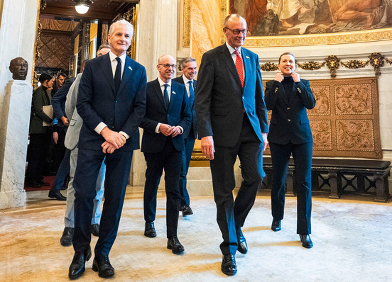 Nordseegipfel mit Kanzler Friedrich Merz in Hamburg: um ihn von links die Premiers Jonas Gahr Støre (Norwegen), Luc Frieden (Luxemburg), „Dick“ Schoof (Niederlande), Mette Frederiksen (Dänemark)