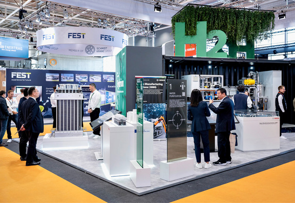 Wasserstoff-Unternehmen zeigen ihre Technologien in einer eigenen Halle.