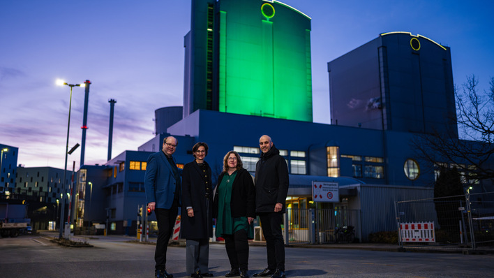 Niedersachsens Energie- und Umweltminister Christian Meyer, Enercity-CEO Aurélie Alemany, Enercity-Aufsichtsratsvorsitzende und Hannovers Dezernentin für Wirtschaft und Umwelt Anja Ritschel sowie Hannovers Oberbürgermeister Belit Onay (v.l.) vor dem grün illuminierten Block I.