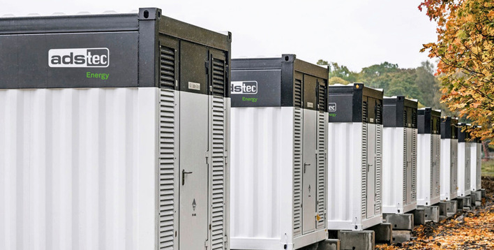 Die Speichercontainer von ADS-TEC können den zwischengelagerten Strom mit einer Leistung von 30 Megawatt ins Netz schieben.