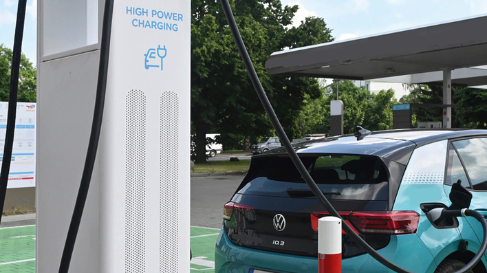 Mehr Ladesäulen, mehr Förderung und günstigere Fahrzeugmodelle könnten der E-Mobilität Schub geben..