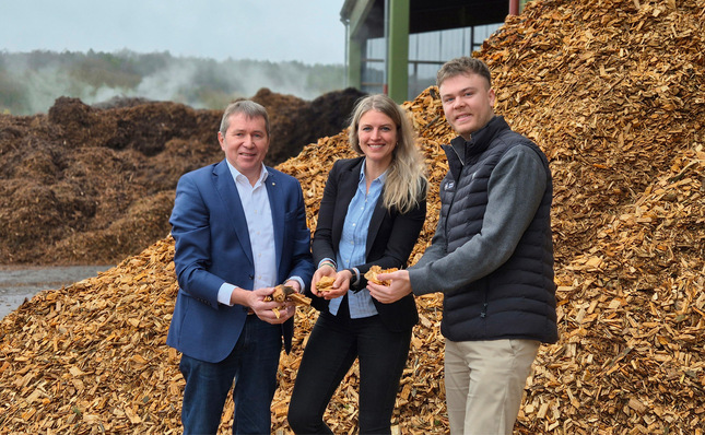 Naturwärmekraftwerk in Bad Mergentheim von Stadtwerk Tauberfranken mit (von links nach rechts) Geschäftsführer Paul Gehrig, Prokuristin Ann-Kathrin Murphy und dem Leiter der Wärmeerzeugung und Wärmeverteilung Julian Bullmann