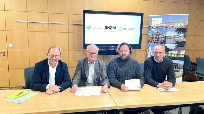 Tobias Bergmann, Oberbürgermeister der Stadt Neumünster, Gregor Neunzert, Leiter der Gasbeteiligungen der Stadtwerke München, Joel Vogl, CEO und Gründer von Infener sowie Christian Lorenz von Schleswig-Holstein-Netz (von links) bei der Unterzeichnung.