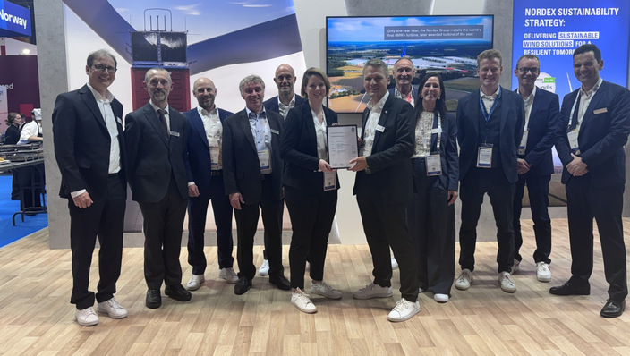 Übergabe des Typenprüfbescheids auf der Konferenz Wind Europe am Dienstag. Von links: Alexander Kupzok (TÜV Süd), Miguel Nunez Polo (Nordex), Enrique Martinez (TÜV Süd), Michael Franke (Nordex), Stephan Jacoby (TÜV Süd), Janina Springborn (Nordex), Stephan Mayer (TÜV Süd), Josef Knitl (Max Bögl), Paula Pias Peleteiro (TÜV Süd), Karsten Brüggemann (Nordex), Stefan Braun (Max Bögl), José Luis Blanco (Nordex).