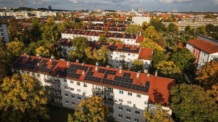 Die Mieter:innen der rund 1.000 Haushalte des Quartiers Max II können jetzt vom preiswerten Solarstrom vom eigenen Hausdach profitieren.