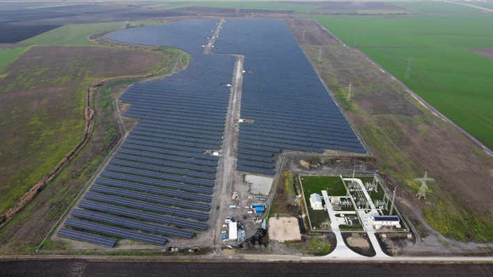 Symbolbild: Der Solarpark Gerjen leistet 51 Megawatt. Den Strom speist er über ein eigene Umspannwerk in Netz ein.