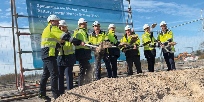Spatenstich für einen Großspeicher in Wilhelmshaven mit Niedersachsens Ministerpräsidenten Olaf Lies (3. v.l.)