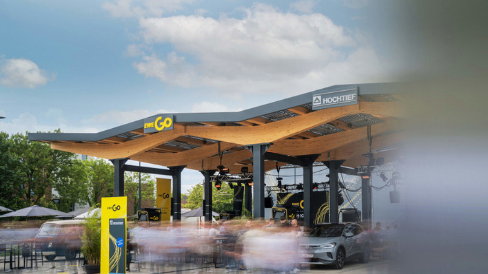 Die Solaranlage liefert einen großen Teil des Stroms, der in den Akkus der Elektroautos landet.