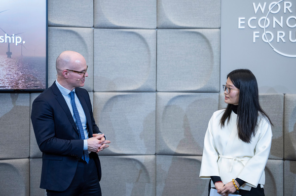 Internationale Wirtschaftsbühne: Jan Rosenow, Professor für Energie- und Klimapolitik, Universität Oxford, und Zhang Chao, Senior Vice President, Ming Yang Smart Energy, beim Weltwirtschaftsforum 2026 in Davos-Klosters