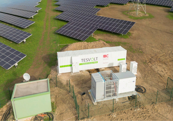 IBC Solar hat einen Solarpark in der Eifel mit Speicher von Tesvolt veredelt.