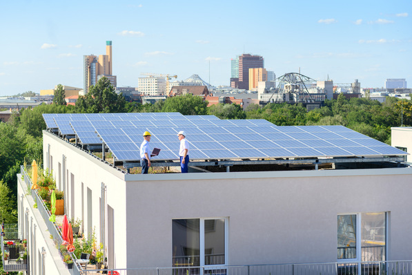 Die eingene Solaranlage auf dem Dach wird auch für Mehrfamilienhäuser auf dem Immobilienmarkt immer wichtiger.