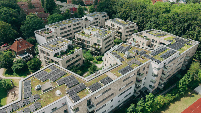 Insgesamt 476 Solarmodule liefern den Mieterstrom vom Dach der Gebäude in Hamburg-Lokstedt.