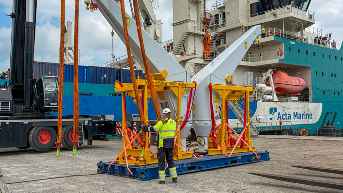 Auch spezielle TP-Kräne für den Einsatz auf Offshore-Windenergieanlagen wurden in Wilhelmshaven auf MV Acta Auriga umgeschlagen