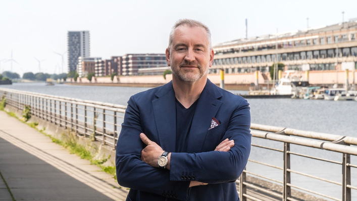 Achim Berge Olsen ist seit Oktober 2025 CEO (Geschäftsführer) der Offshore-Einheit von Deutsche Windtechnik. Davor war er mehrere Jahre lang bis September 2022 Chef der Offshore-Sparte des Windparkentwicklungsunternehmens WPD. Von September 2022 an bis März 2023 blieb er auch CEO bei Skyborn Renewables, nachdem WPD sein Offshore-Geschäft verkauft hatte und diese ehemalige Meereswindkrafteinheit unter der Regie der neuen Eigentümer in Skyborn Renewables umfirmiert war. Dann verabschiedete sich Berge Olsen aus dem unmittelbaren Chefmanagement der Offshore-Windpark-Entwicklungsfirma, blieb aber noch bis Januar 2024 als strategischer Berater für Skyborn Renewables tätig. Außerdem begann er inzwischen, auch als selbstständiger Branchenexperte mit seinem eigenen Beratungdsdienst Blinkskott Energy tätig zu sein.