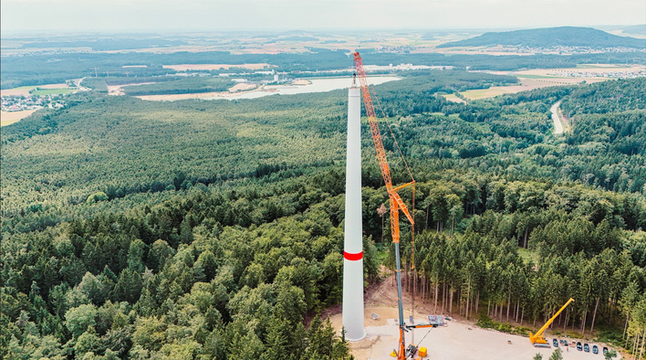 "Der 108 Meter hohe Betonturm der weltweit höchsten Serien-Windenergieanlage an Land ist fertiggestellt", meldet Max Bögl Ende Juli 2026. Der Standort findet sich in Winnberg, der rund zwei Kilometer Luftlinie östlich vom Werkstandort Sengenthal beginnt. Er wird eine Nabenhöhe von 199 Metern erreichen.
