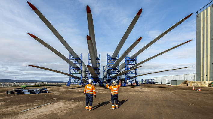 Offshore-Windturbinen-Umschlag auf dem Hafenareal Nigg Energy Park bei Inverness 2021