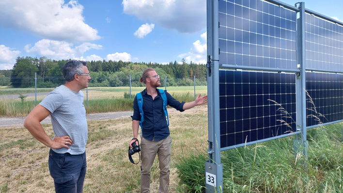 Agri-PV in Donaueschingen mit Winterweizen, links Next2Sun-Gründer Heiko Hildebrandt, rechts Michael Horling.