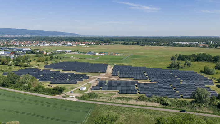Neustadt an der Weinstraße macht seinen historischen Solarpark am Flugplatz Lilienthal (Lachen-Speyerdorf) durch ein rund zwei Millionen Euro teures Repowering-Projekt fit für die Zukunft. Dabei wurden die alten Module durch 7.737 moderne Solarmodule ersetzt.