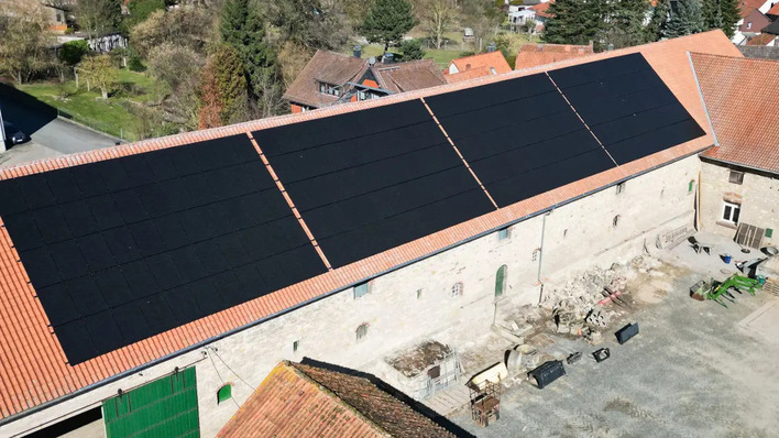 Die Solar Fabrik scheut auch keine kleinen und besonderen Projekte, wie diese Anlage auf dem Dach des Klosters Lamspringe in Niedersachsen.