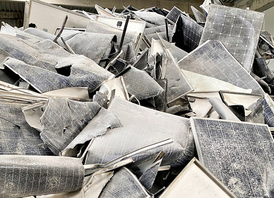 Altmodule im Sammelcontainer.