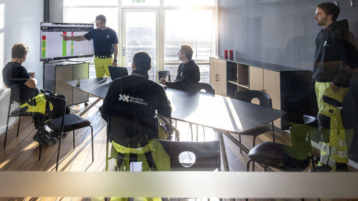 Offshore-Fachkräfte bei Deutsche Windtechnik in wettertüchtiger und dennoch bequemer Berufsbekleidung