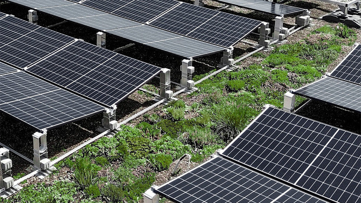 Die Nachrüstung von Gründächern mit Solaranlagen und die Planung eines vorgeschriebenen Schutzes gegen Absturz zeigen unsere Experten von Ernst Schweizer und Solid-C im Webinar.