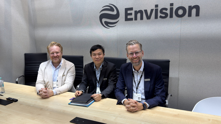 Auf der Windenergy Hamburg: Vincent Riedweg (links), Vice President Services & Delivery für die Region Europa und Lateinamerika bei Envision Energy – mit Schwerpunkt auf Onshore-Windenergie, Engineering, Dienstleistungen, Projektabwicklung, Betriebssicherheit und Kundennutzen. Lou Yimin (Mitte), Senior Vice President und Chief Product Officer bei Envision Energy. Und Christian Schrimpf, Executive Vice President für Offshore-Windenergie bei Envision Energy. 
