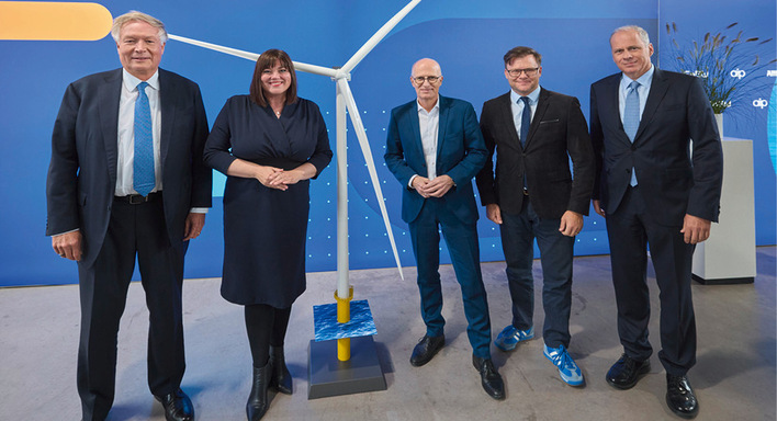 Windparkeröffner von He Dreiht, von links nach rechts: EnBW-Vorstand Peter Heydecker, Hamburgs Umweltsenatorin Katharina Fegebank, Hamburgs Erster Bürgermeister Peter Tschentscher, Bundesumweltminister Carsten Schneider und EnBW-Vorstandschef Georg Stamatelopoulos