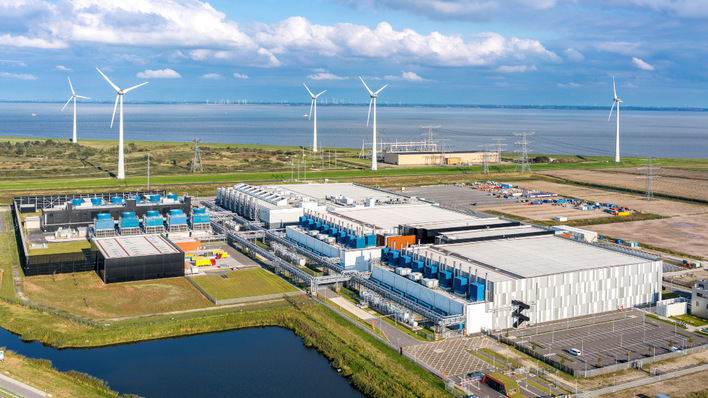 Ganz andere Dimension: Das Google-Rechenzentrum in Eemshaven in den Niederlanden läuft schon seit 2016 mit Windstrom. Jetzt geht grüne Überschussstromversorgung für KI-Rechner auch regional mit Bürgerenergie – wie jetzt in Pfaffenhofen.