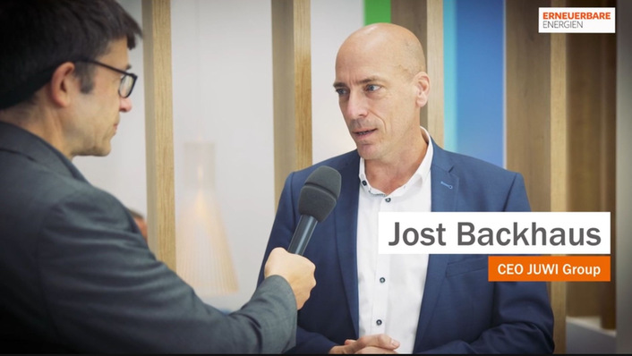 Juwi-CEO Jost Backhaus auf der Messe Wind Energy Hamburg im Gespräch mit ERNEUERBARE-ENERGIEN-Redakteur Tilman Weber