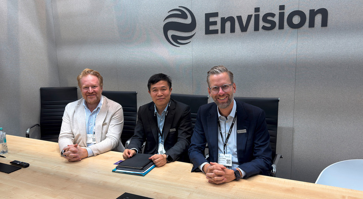 Von links: Vincent Riedweg, Lou Yimin und Christian Schrimpf von Envision im Interview mit ERNEUERBARE ENERGIEN.