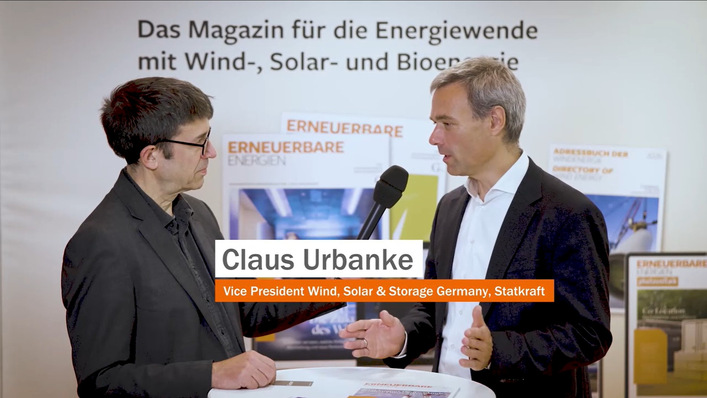 Claus Urbanke, Vice President Wind, Solar & Storage Germany bei Statkraft, im Gespräch mit ERNEUERBARE-ENERGIEN-Redakteur Tilman Weber, auf der Wind Energy in Hamburg im September 2026