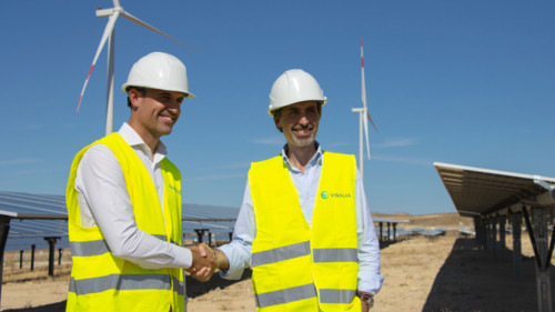 Jorge Arenillas von Encavis Energy Solutions (links) und Alejandro Tejero-Garcés von Visalia besuchen das Photovoltaik-Windkraft-Hybridportfolio in Aragón. Aus diesem kommt der Strom für den neuen PPA.