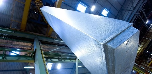 Für stromintensive Unternehmen wie ein Aluminiumwerk sind steigende Strompreise ein Problem. Die Lösung lautet: Mehr Ökostromanlagen bauen, damit das Angebot mit der Nachfrage Schritt halten kann.