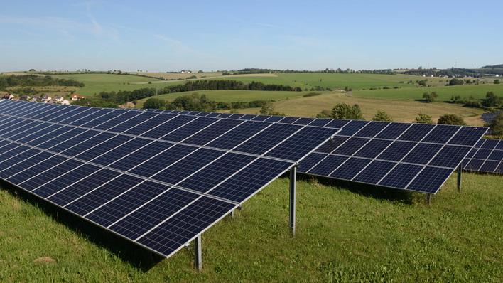 Unweit der Anlagen in der Südeifel, die in den kommenden Monaten entstehen, hat WES Green schon den Solarpark Plütscheid-Feuerscheid errichtet.